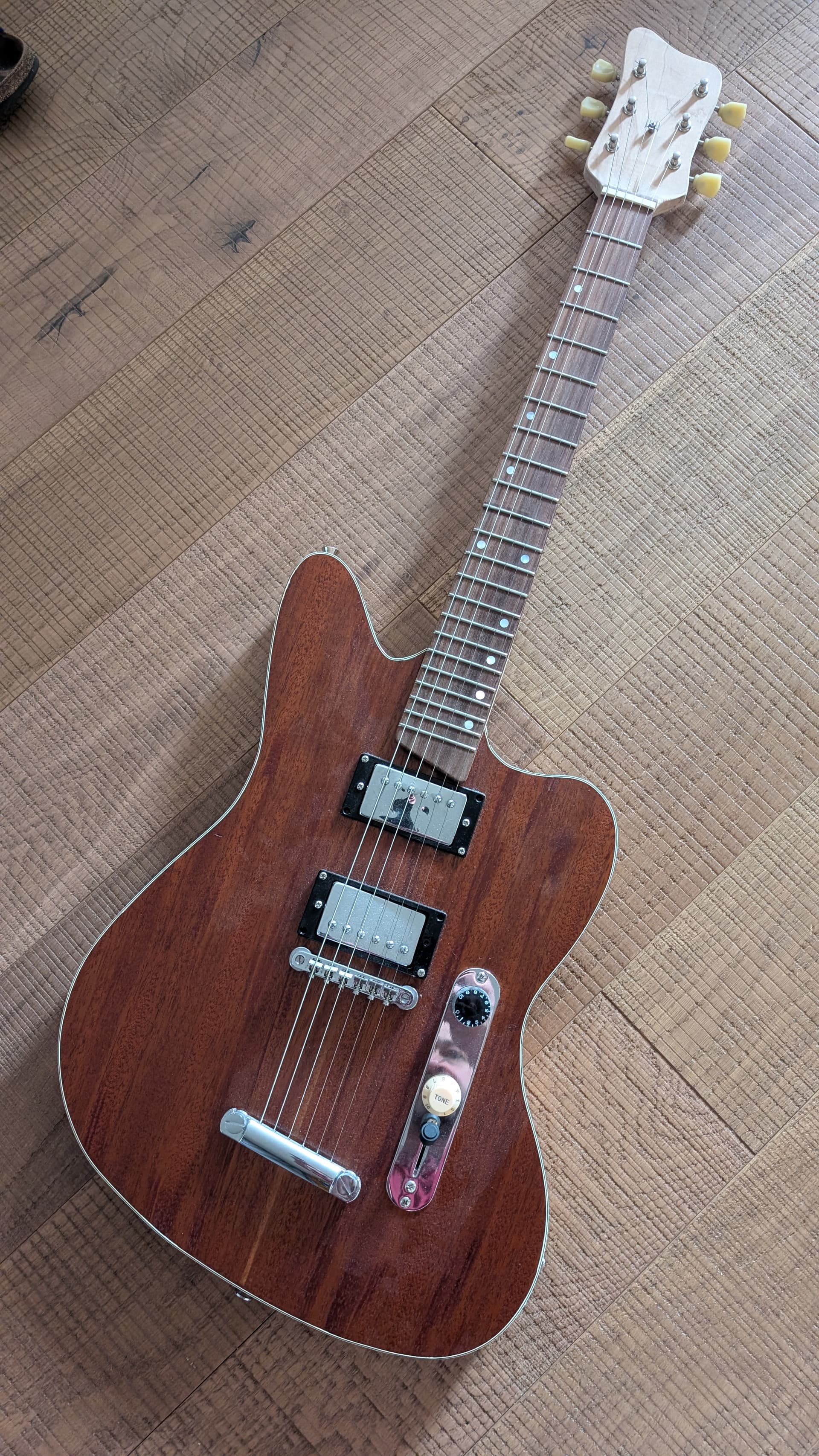 First build, a scrappy guitar